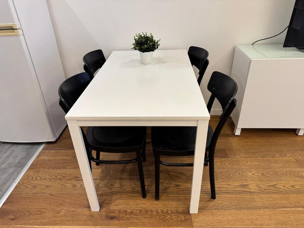 Table repas avec quatre chaises