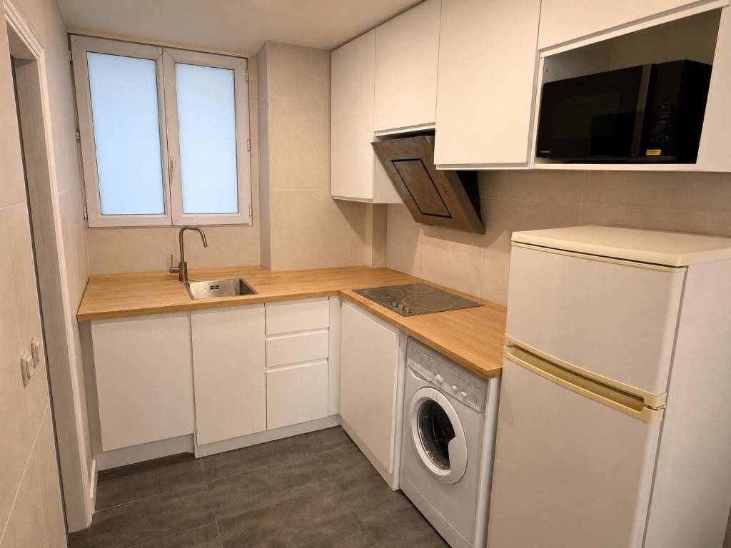 Cuisine equipee avec lave-linge, refrigerateur et micro-ondes