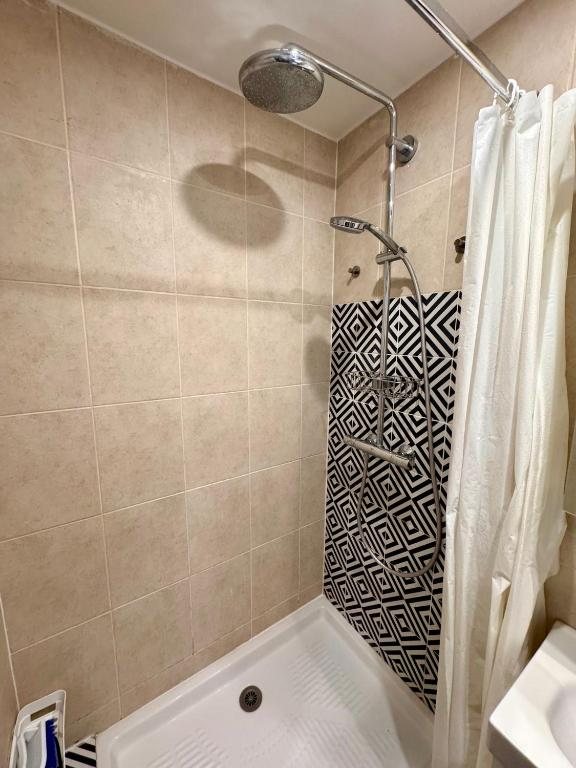Douche avec pommeau et rideau