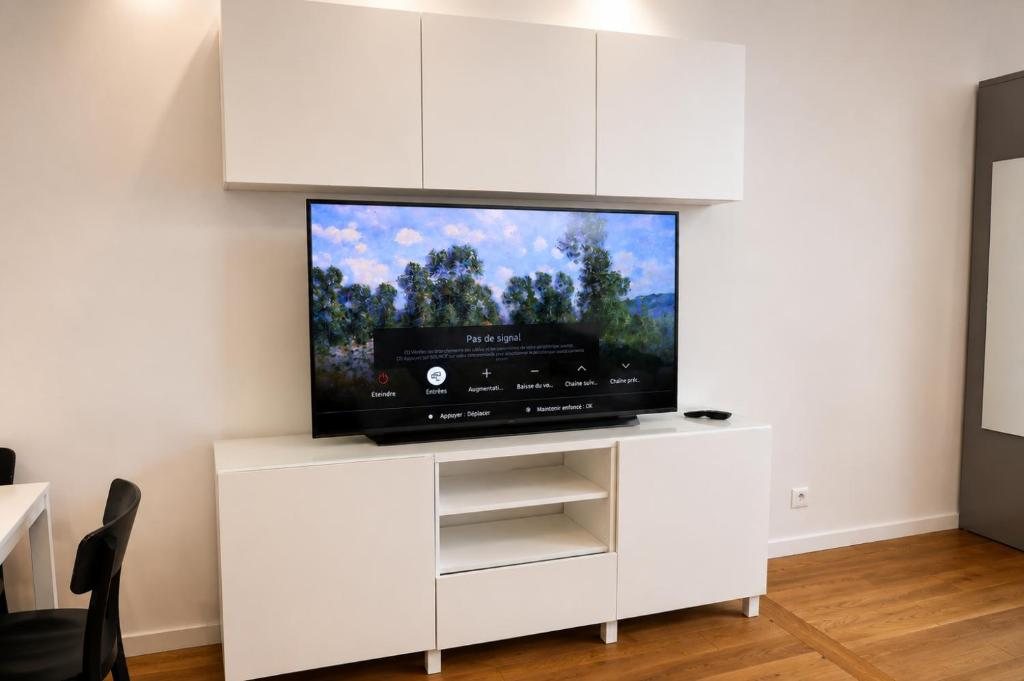 Television et meuble de rangement