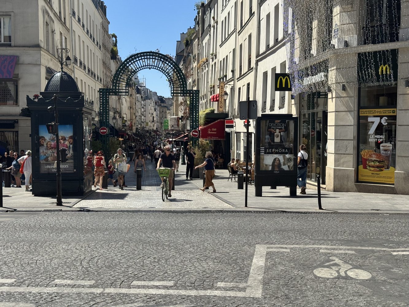 Rue pi&eacute;tonne anim&eacute;e avec commerces et restaurants &agrave; proximit&eacute;